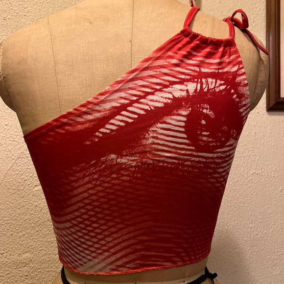 Cape Clique One Shoulder Tie Eye Graphic Cami Crop Top NWT Size 6 Medium - Picture 4 of 8